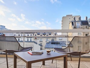 Ylelliset vuodevaatteet, tallelokero huoneessa, työpöytä, pimennysverhot