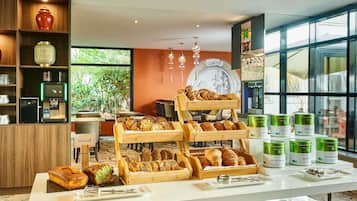 Tägliches Frühstücksbuffet (19.00 EUR pro Person)