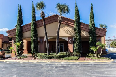 Econolodge Inn & Suites Florida Mall