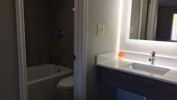 Combined shower/tub, rainfall showerhead, free toiletries, hair dryer