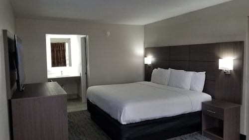 Days Inn & Suites by Wyndham Charleston Airport West