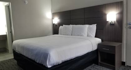 Days Inn & Suites by Wyndham Charleston Airport West