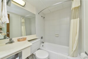 Combined shower/tub, free toiletries, hair dryer, towels - American Best Value Inn Omaha (Omaha)
