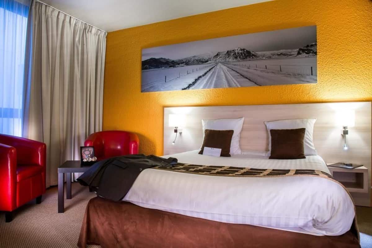 In-room safe, desk, blackout drapes, soundproofing