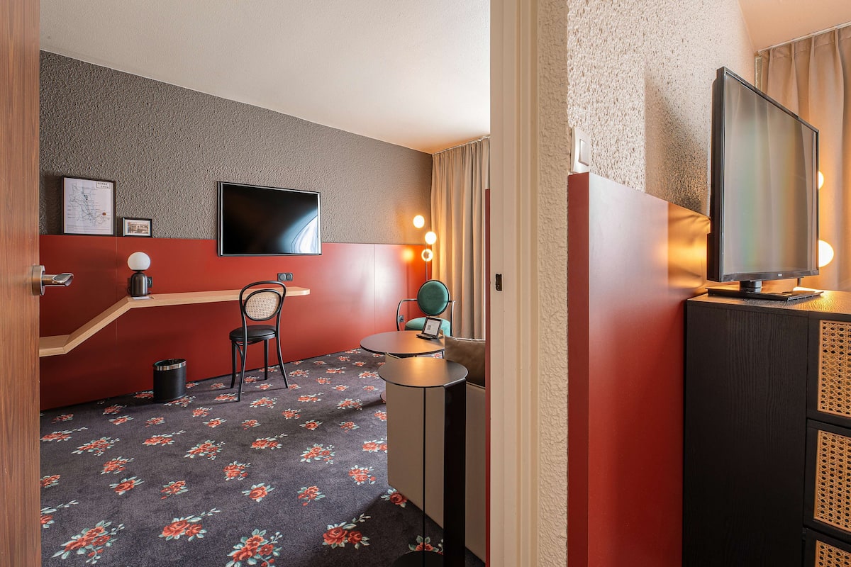 Suite, 1 Queen Bed, Non Smoking | In-room safe, desk, blackout drapes, soundproofing