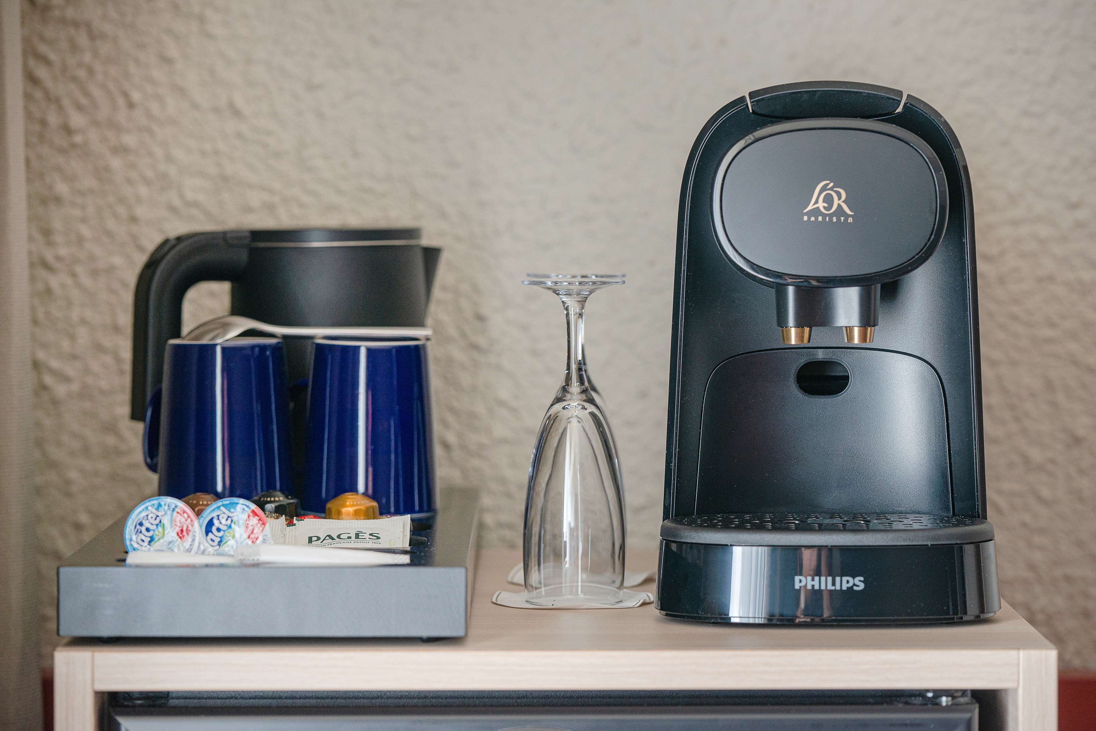 suite, 1 queen bed, non smoking | in-room safe, desk, blackout curtains, soundproofing