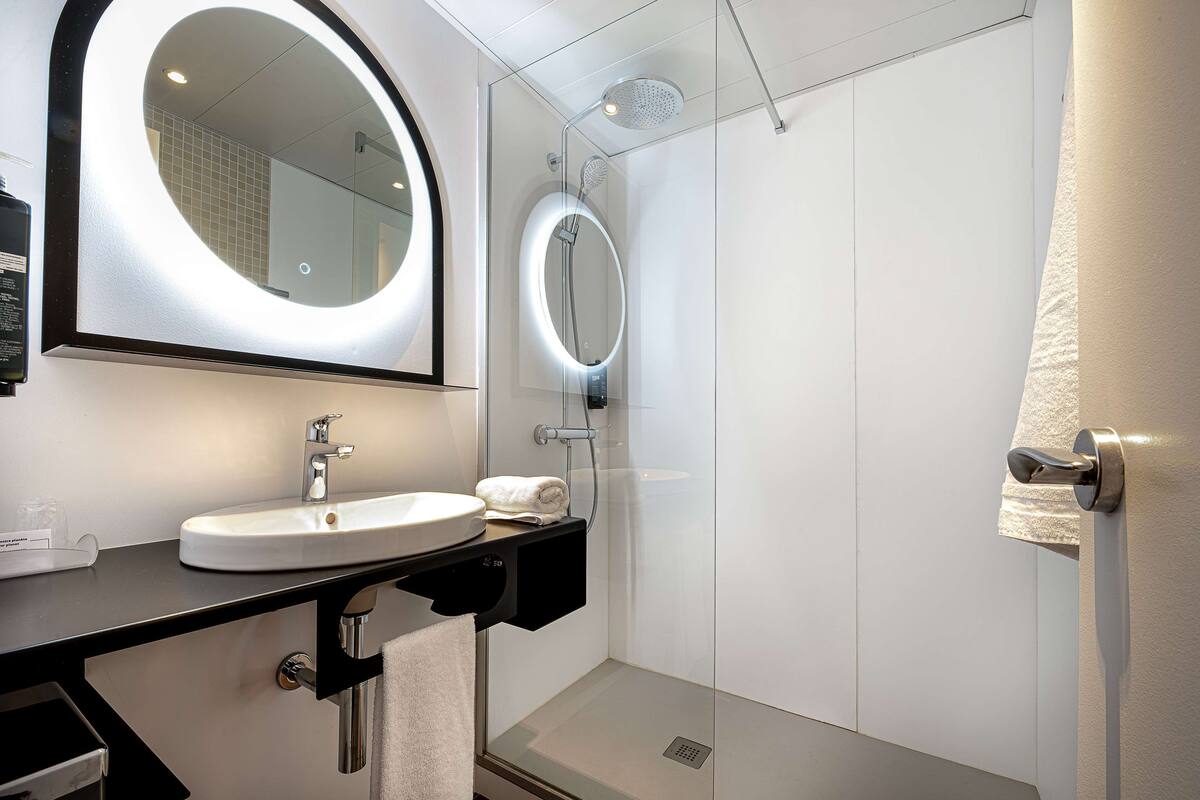 combined shower/bathtub, free toiletries, hair dryer, towels