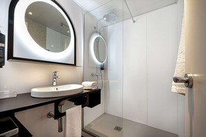 Combined shower/tub, free toiletries, hair dryer, towels