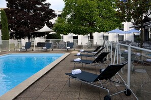 Piscine extérieure en saison