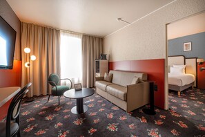 Suite, 1 Queen Bed, Non Smoking | In-room safe, desk, blackout drapes, soundproofing