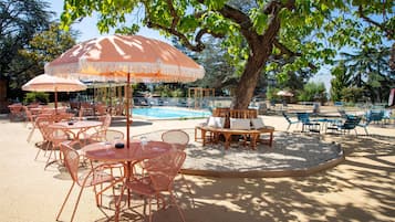 Poolside bar