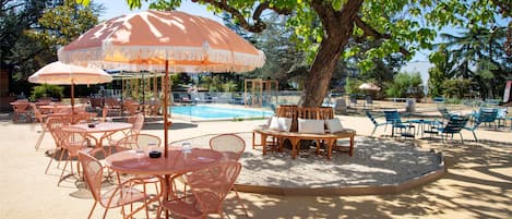 Poolside bar