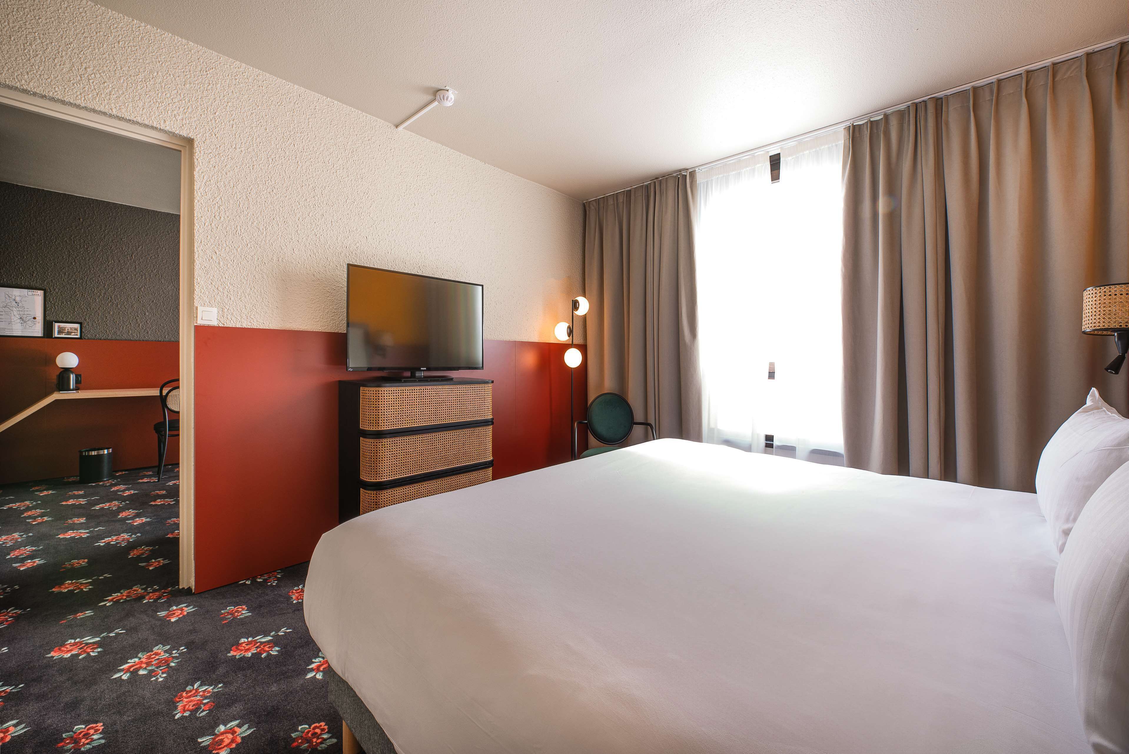 suite, 1 queen bed, non smoking | in-room safe, desk, blackout curtains, soundproofing