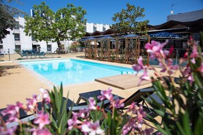 Seasonal outdoor pool - Best Western Saint-Etienne Porte du Forez (Andrezieux-Boutheon)