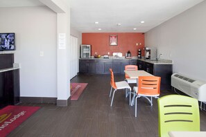 Breakfast area - Econo Lodge Norfolk Airport (Norfolk)