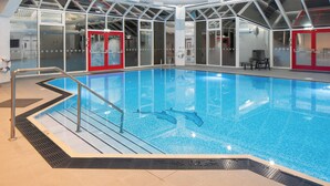 An indoor swimming pool with clear water, a diving board, and a dolphin mural. - Holiday Inn Bristol-Filton by IHG (Bristol)