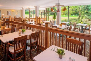 Breakfast and dinner served, British cuisine - Holiday Inn Bristol-Filton by IHG (Bristol)