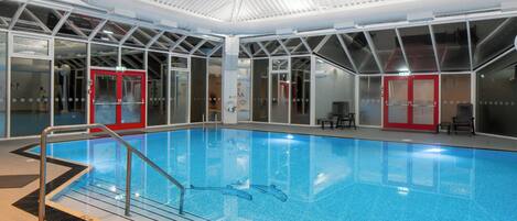 Una piscina cubierta