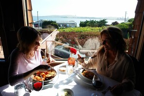 Der serveres morgenmad, frokost og aftensmad med havudsigt 