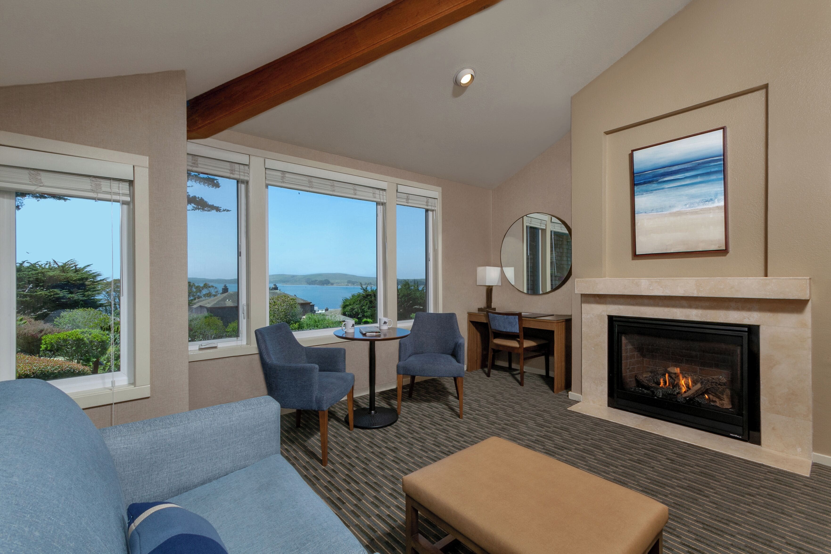 Deluxe Room, Fireplace, Bay View | Living area