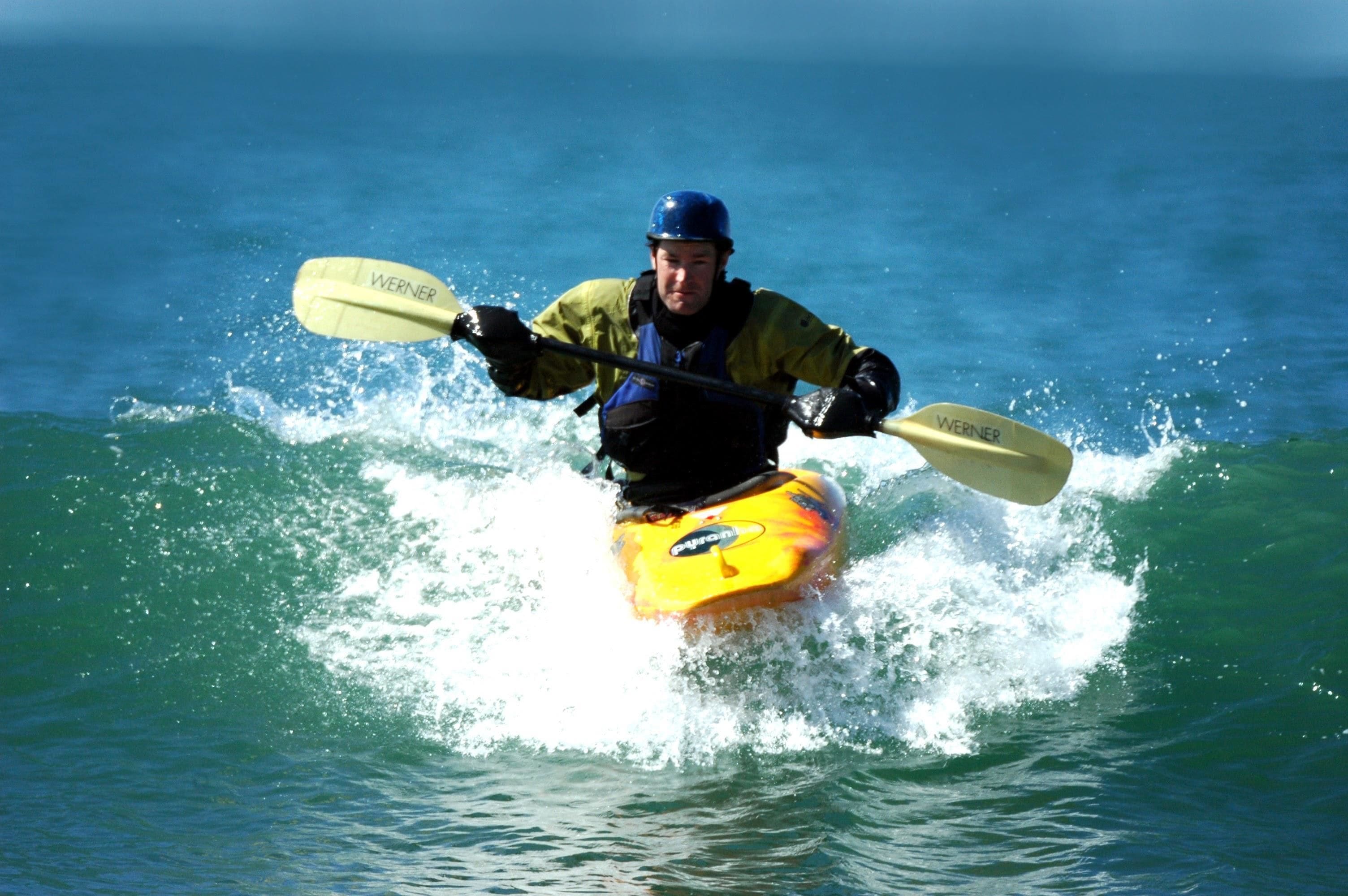 Una persona haciendo kayak en el agua.