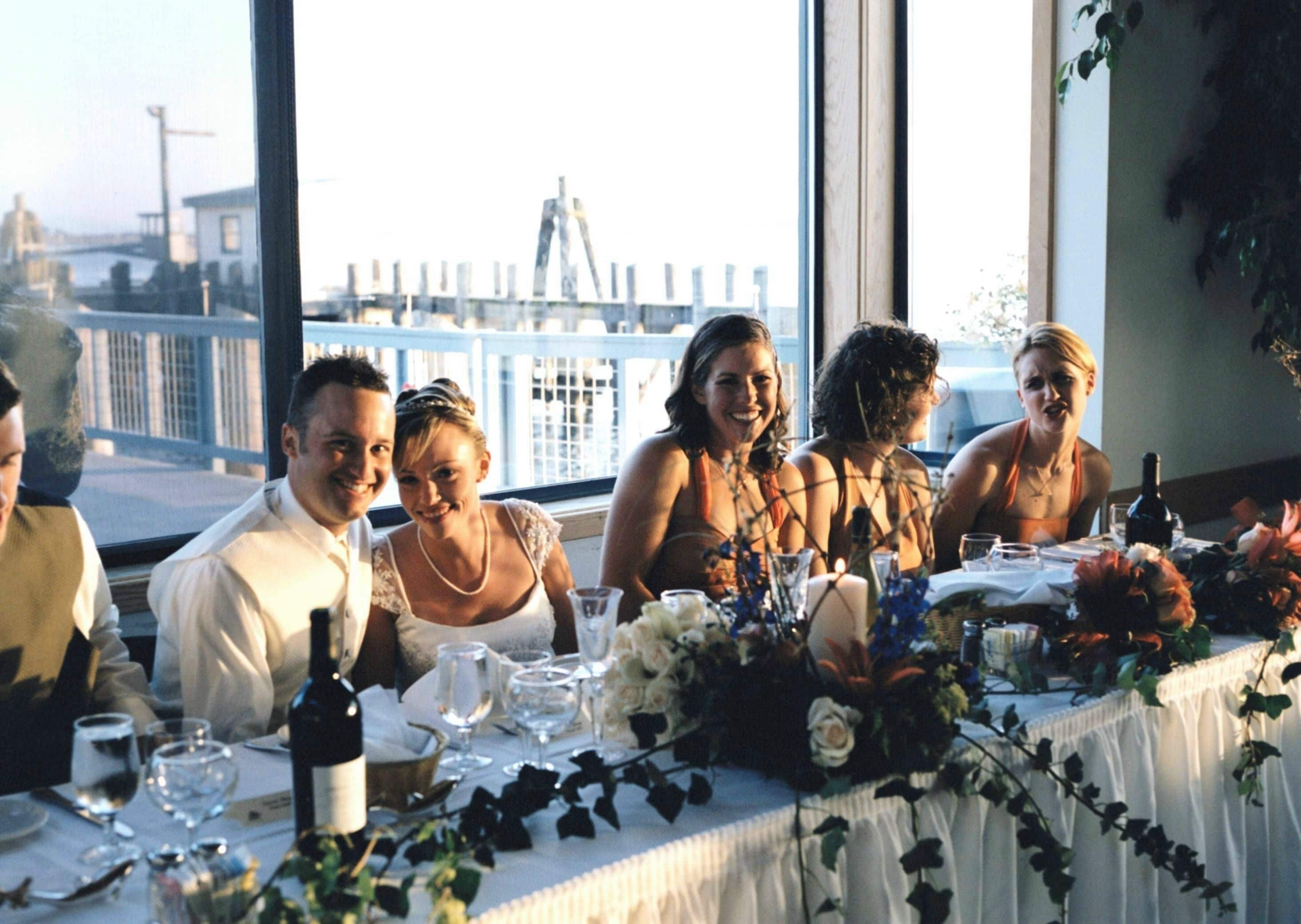 Mesa lista para comer con vista a un puente y edificios al fondo.
