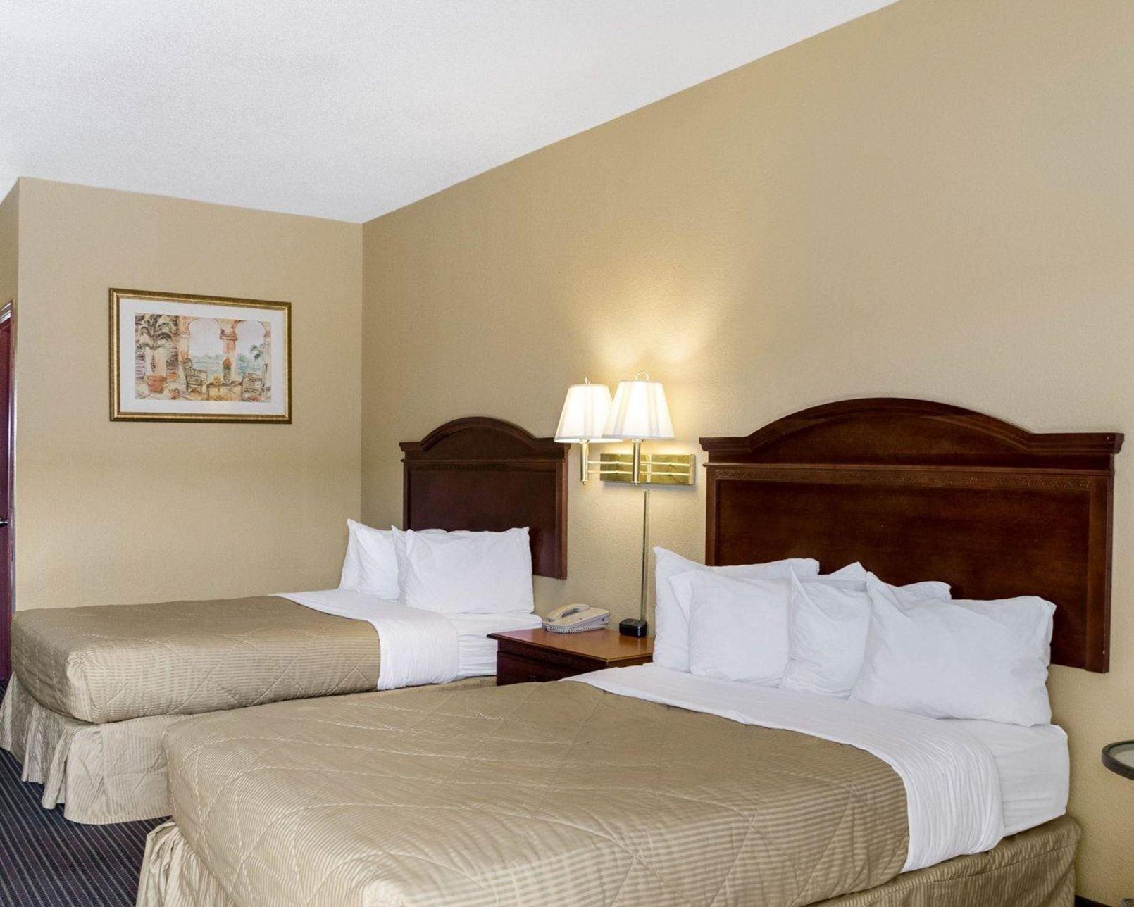Tabla de planchar con plancha, wifi gratis, ropa de cama