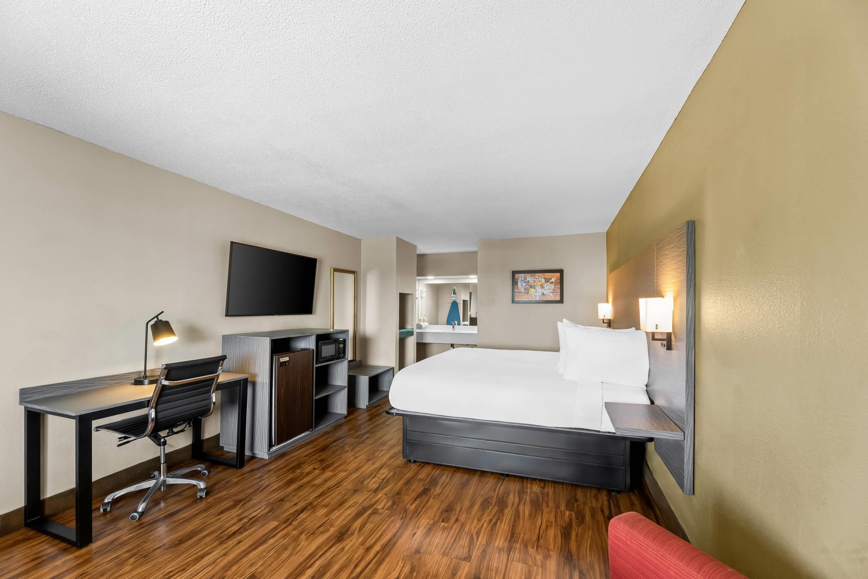 Standard Room, 1 King Bed, Non Smoking | Iron/ironing board, free WiFi, bed sheets