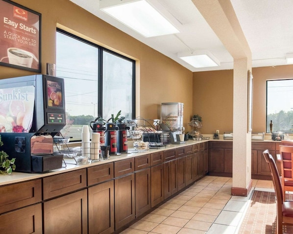 Free daily full breakfast - Econo Lodge Greenville (Greenville)
