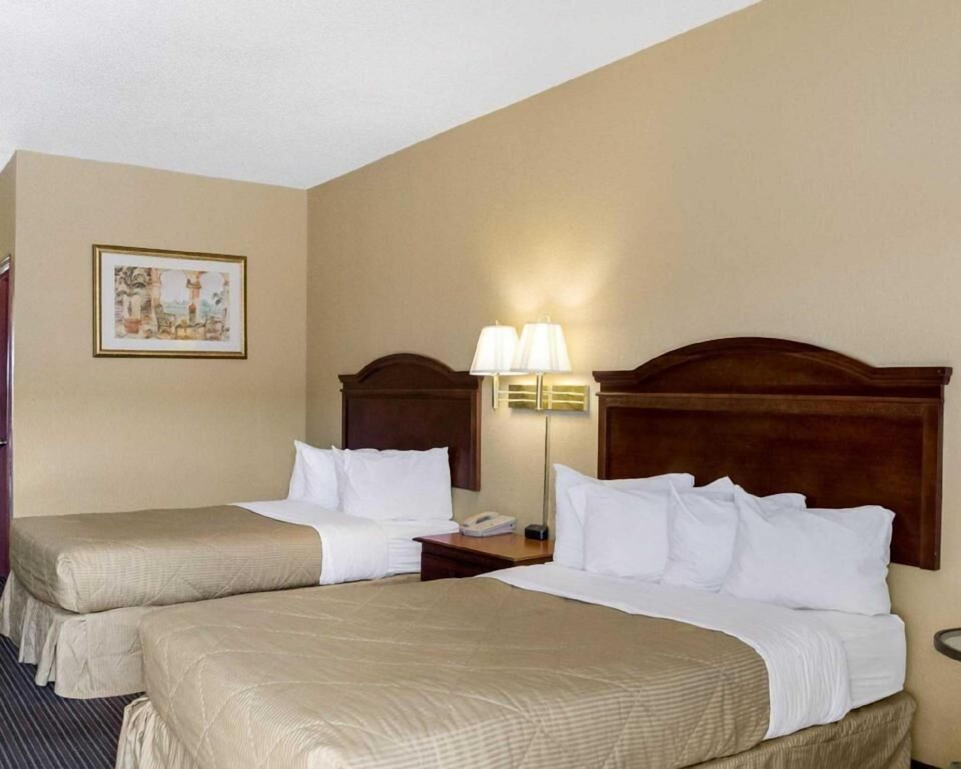 Tabla de planchar con plancha, wifi gratis, ropa de cama