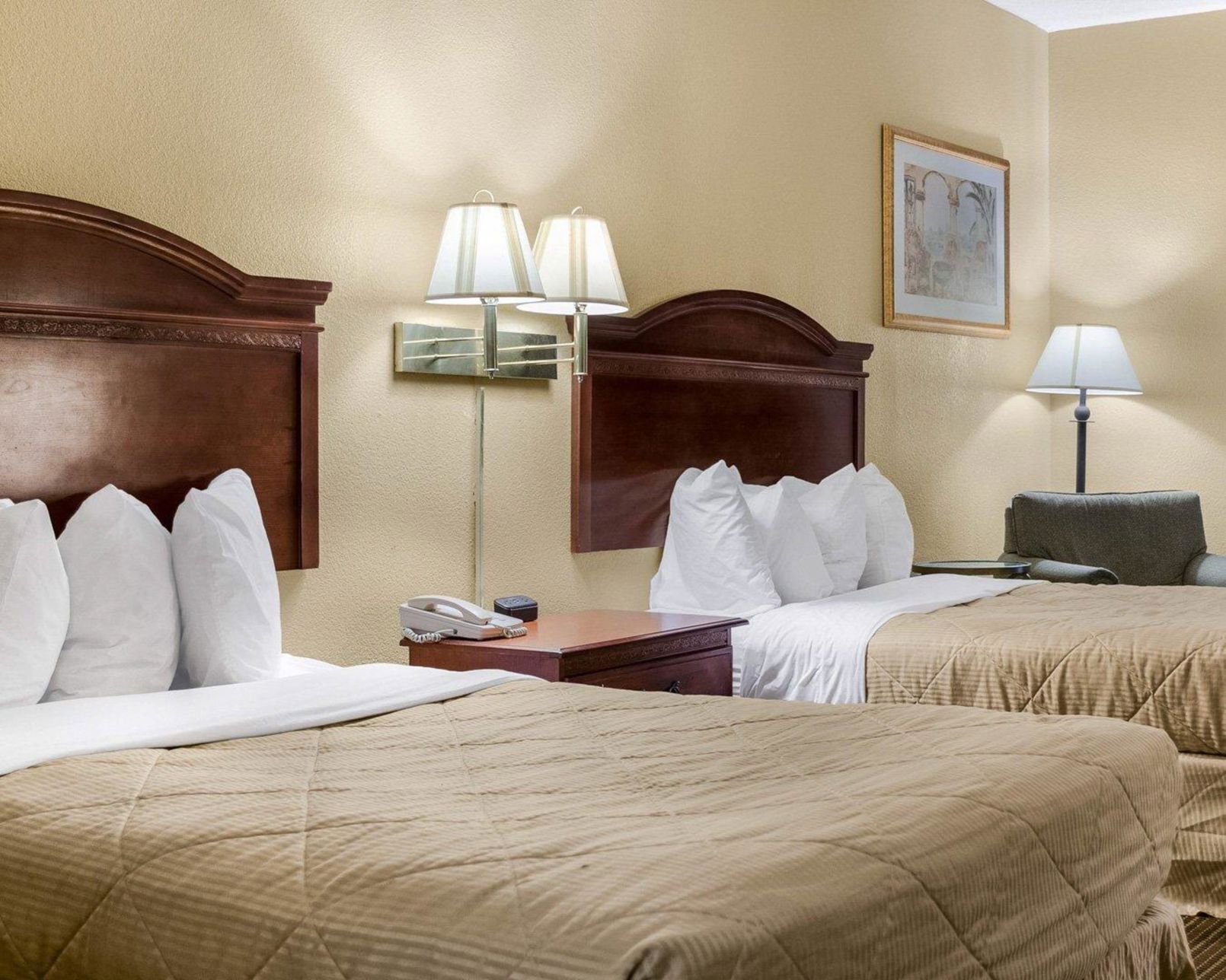 Tabla de planchar con plancha, wifi gratis, ropa de cama