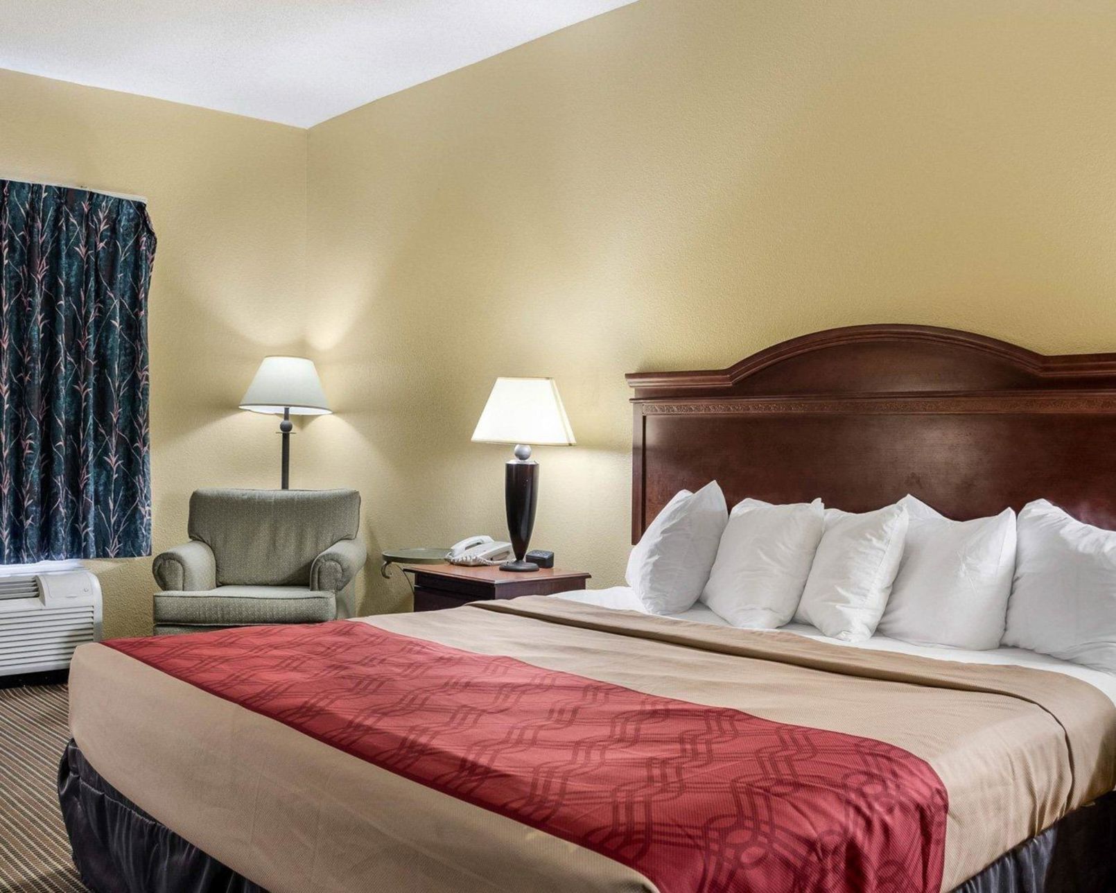 Tabla de planchar con plancha, wifi gratis, ropa de cama