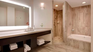 Een bad/douchecombinatie, gratis toiletartikelen, een haardroger