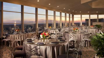 Sarapan prasmanan setiap hari dengan biaya tambahan