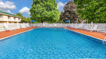 Piscina externa sazonal, funciona das 10h às 20h30, guarda-sóis