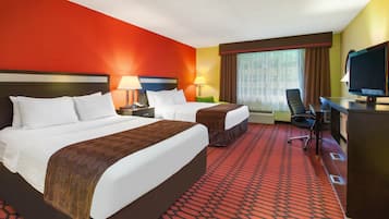 Phòng, 2 giường cỡ queen, không hút thuốc | Bàn, màn/rèm cản sáng, bàn ủi/dụng cụ ủi quần áo