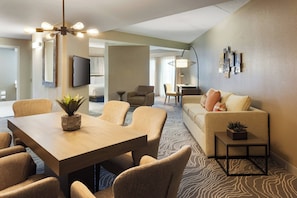 Down comforters, in-room safe, desk, iron/ironing board - Marriott Savannah Riverfront (Savannah)
