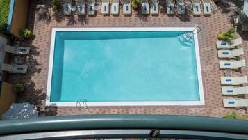 Huone, 2 keskisuurta parisänkyä, tupakointi kielletty | Uima-allas | Ulkouima-allas