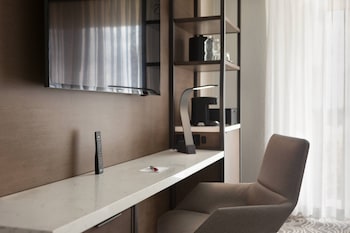 Down comforters, in-room safe, desk, iron/ironing board at Marriott Savannah Riverfront