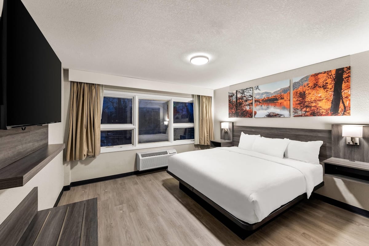 1 King Bed Suite, Full Kitchen with 2 person Sofa bed | Iron/ironing board, free cribs/infant beds, rollaway beds, free WiFi