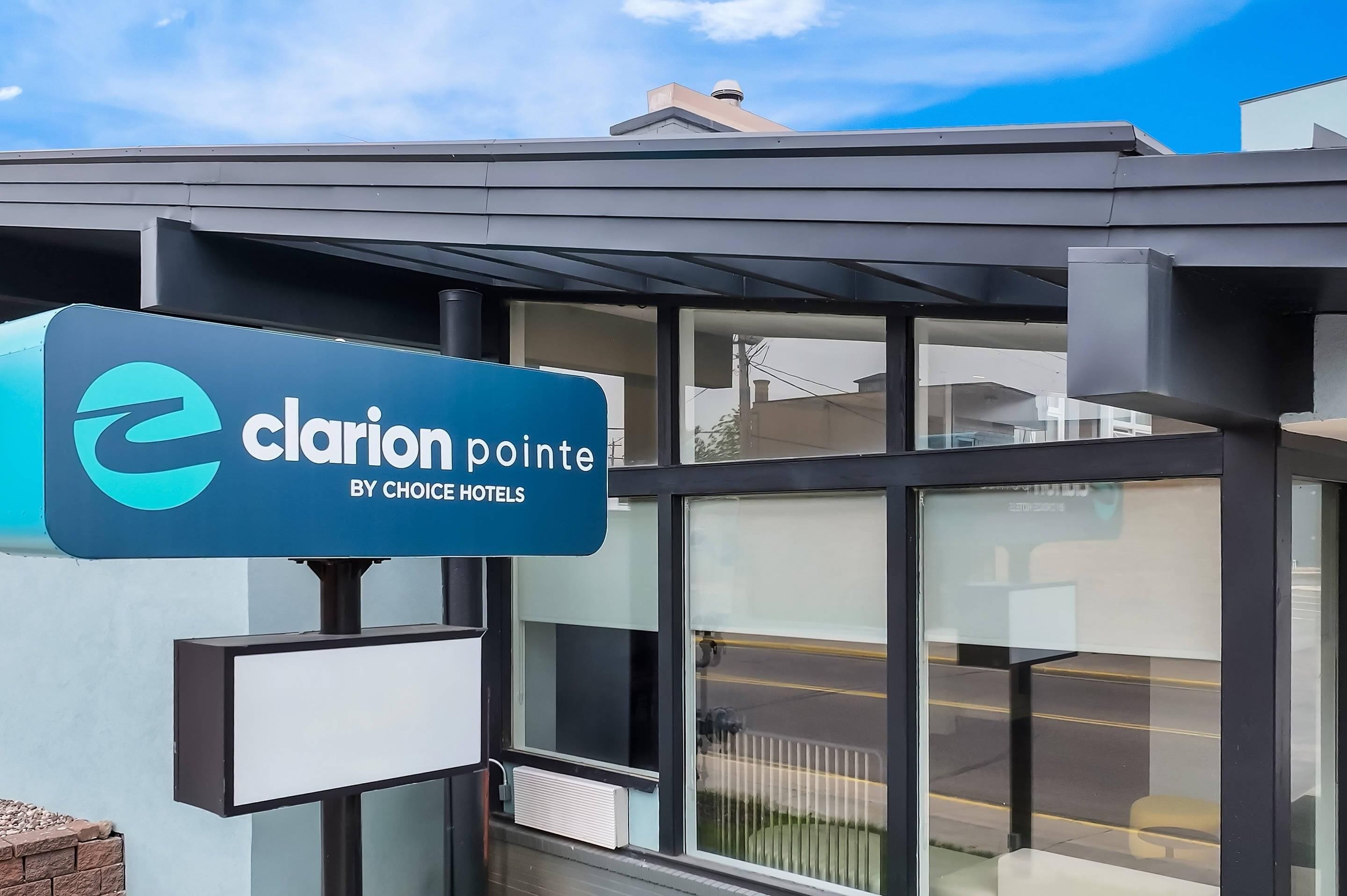 Une enseigne d’hôtel indiquant le nom « Clarion Pointe by Choice Hotels ».