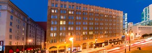 Front of property – evening/night - The Pickwick Hotel (San Francisco)