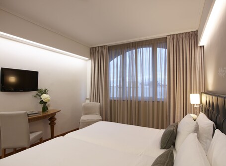 Titania Hotel - Image 43