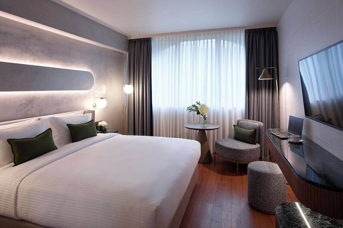 Premier Room Fully Renovated | Minibar, caja fuerte, escritorio y cortinas opacas