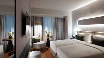 Premier Room Fully Renovated | Minibar, una cassaforte in camera, una scrivania, tende oscuranti