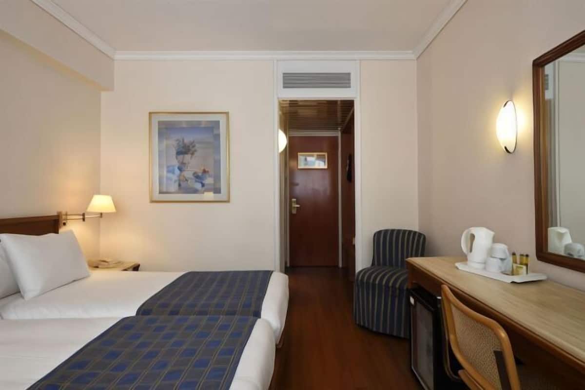 2 bedrooms, minibar, in-room safe, desk