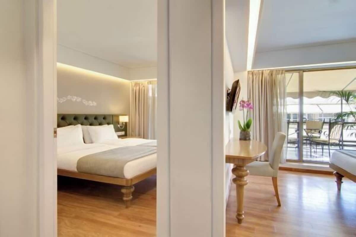 2 bedrooms, minibar, in-room safe, desk