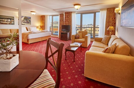 Titania Hotel - Image 10