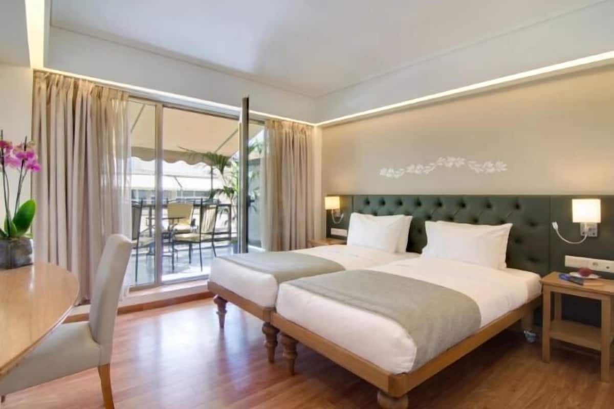 2 bedrooms, minibar, in-room safe, desk