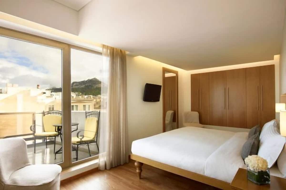 2 bedrooms, minibar, in-room safe, desk